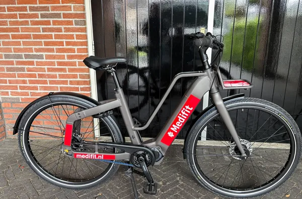 Bakfiets met rode en witte belettering