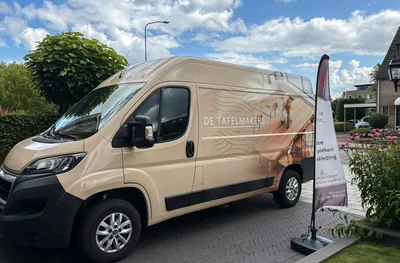 Bedrijfsbus met belettering