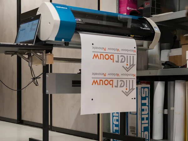 Bedrukte folie rolt uit de printer