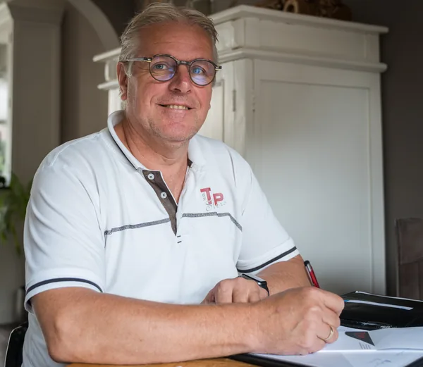 Erik van der Top van Top Stickers aan de keukentafel