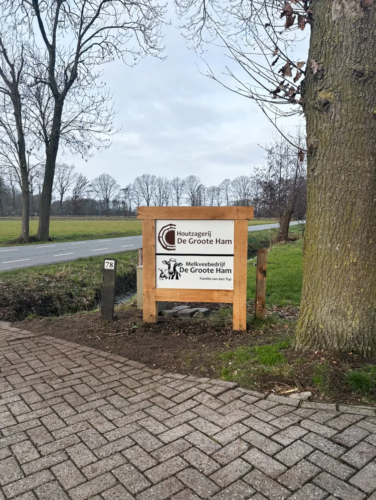 Reclamebord langs een oprit