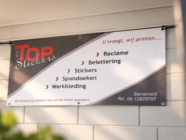 Spandoek van Top Stickers aan de gevel