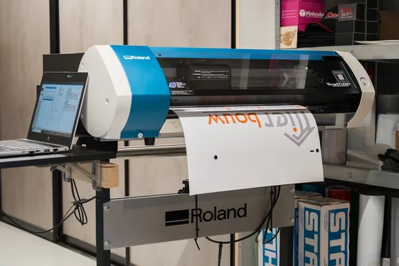 Stickerprinter in de werkplaats